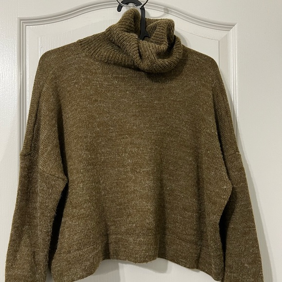 Green turtleneck sweater - Picture 1 of 2